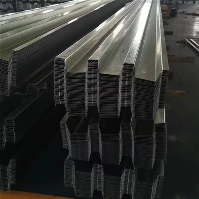 Odsłonięte elementy mocujące metalowe pokrycia dachowe