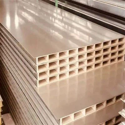 Dach lub ściana z płyt warstwowych